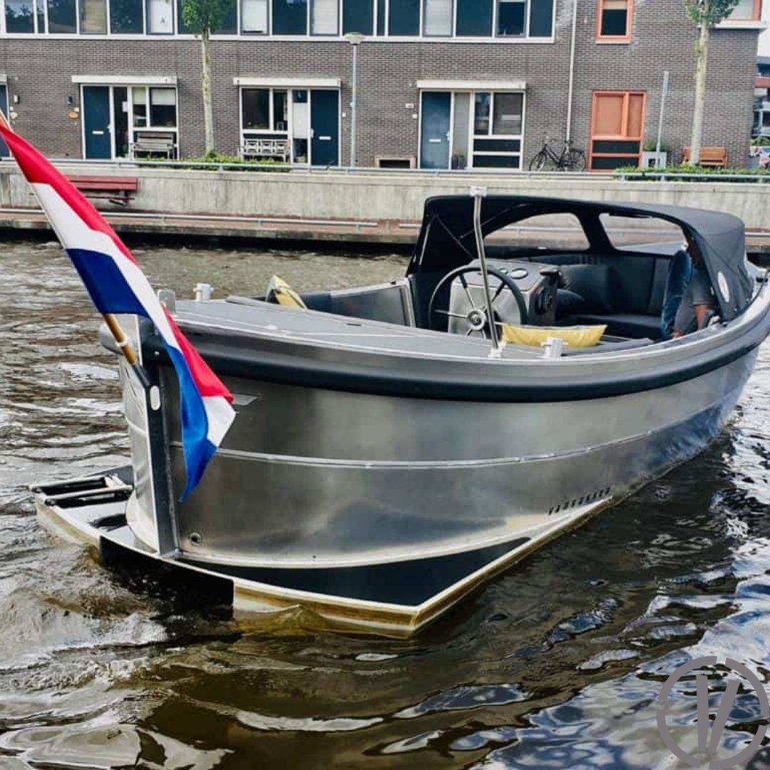 Van Vossen Sloep 550 Sport, sloep vaart op grachtwater