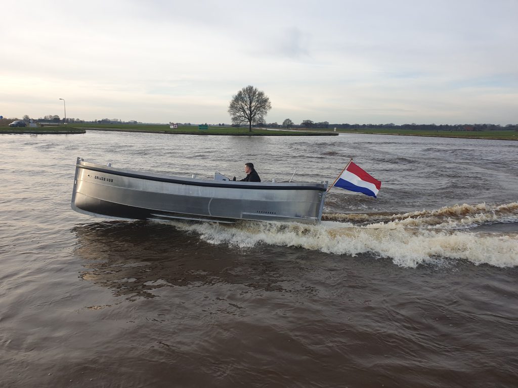 Van Vossen Sloep 600, aluminium boot vaart op rivier