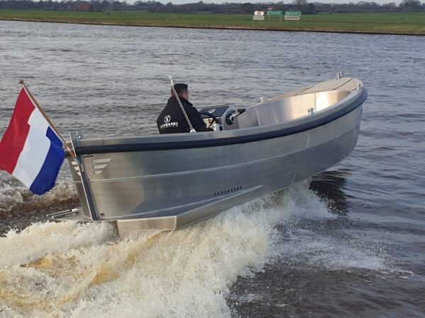 Van Vossen Sloep 600, aluminium boot varend op rivier