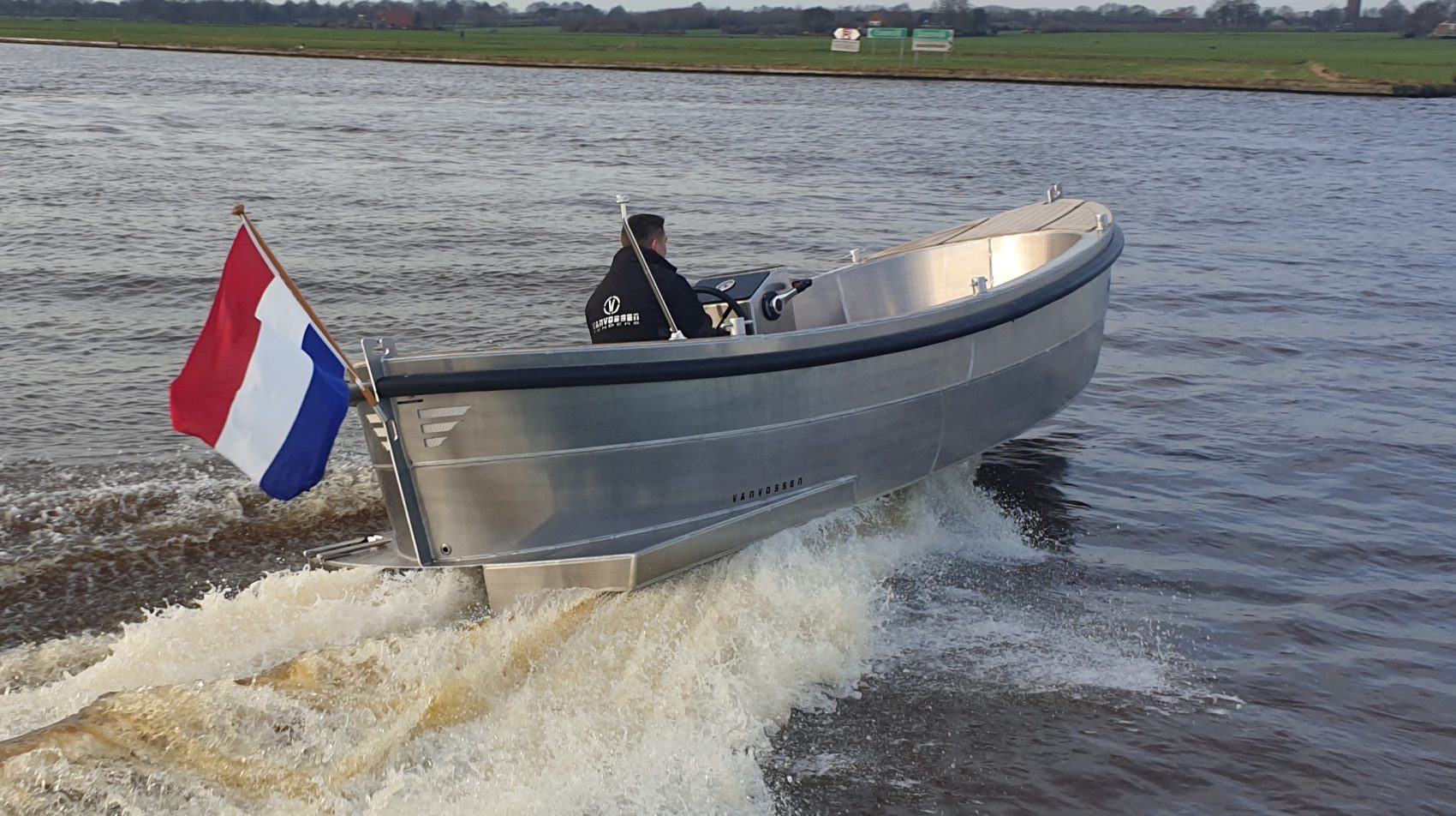 Van Vossen Sloep 600, aluminium boot varend op rivier