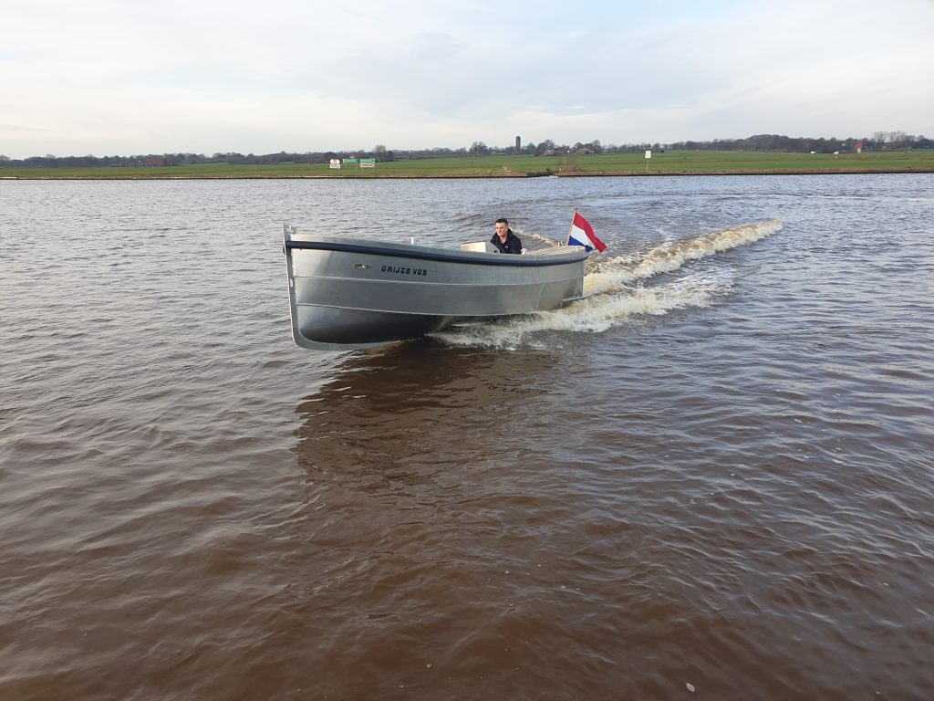 Van Vossen Sloep 600, boot varend op rivier