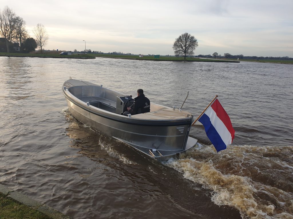 Van Vossen Sloep 600, boot varend op rivier