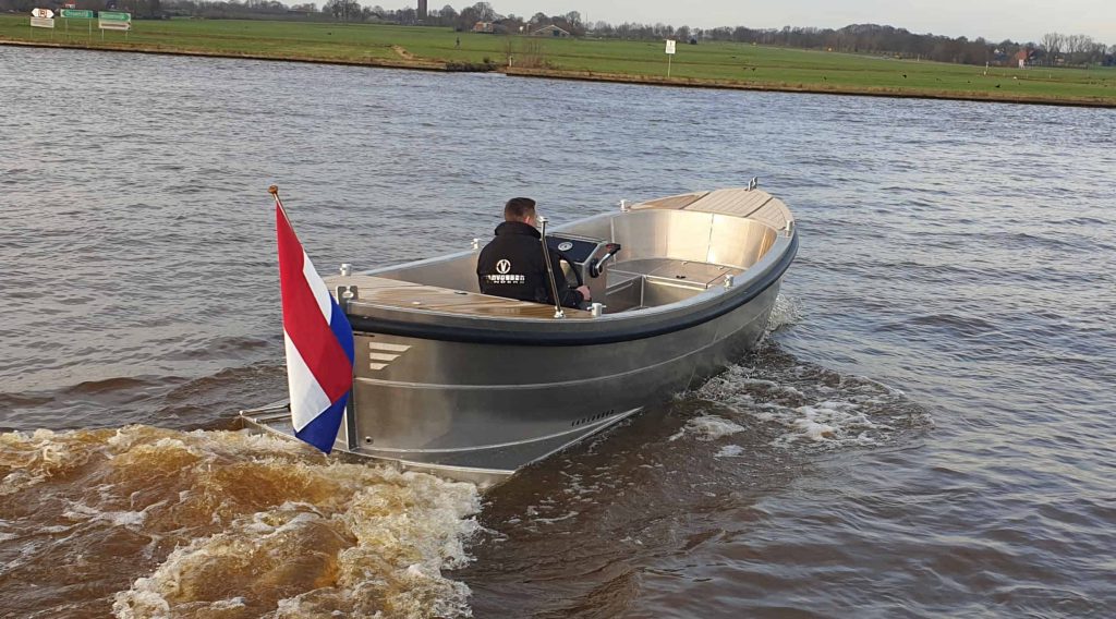 Van Vossen Sloep 600, boot varend op rivier
