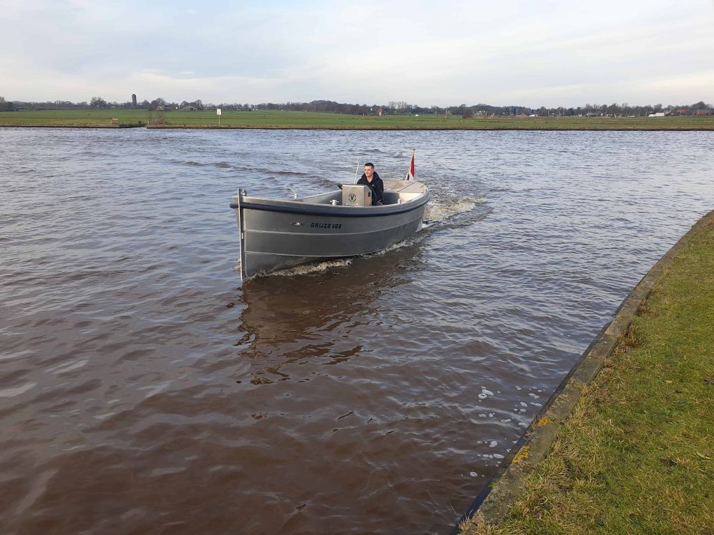 Van Vossen Sloep 600, boot varend op rivier