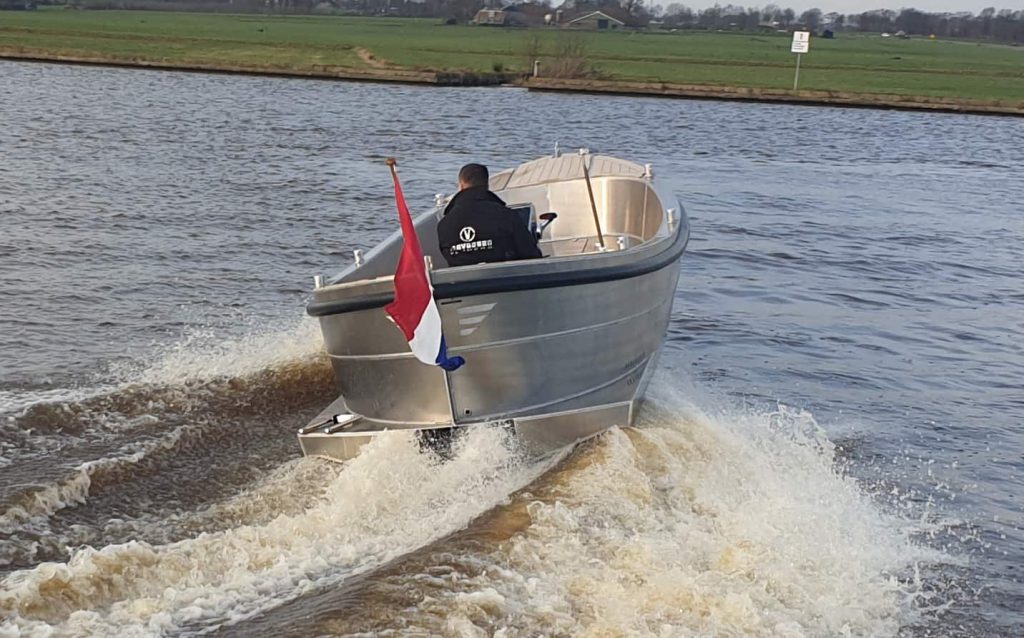 Van Vossen Sloep 600, boot varend op water
