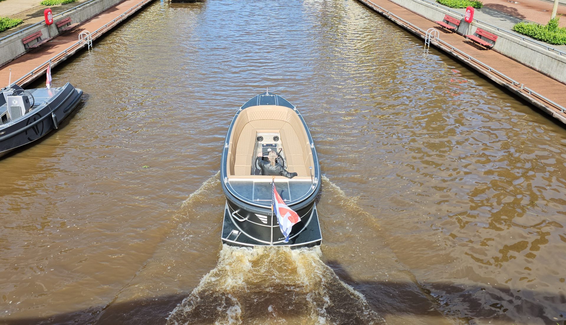 Van Vossen Sloep 650, boot varend door kanaal