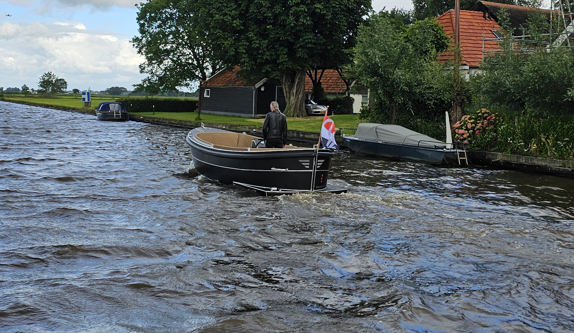 Van Vossen Sloep 650, boot varend op kanaal