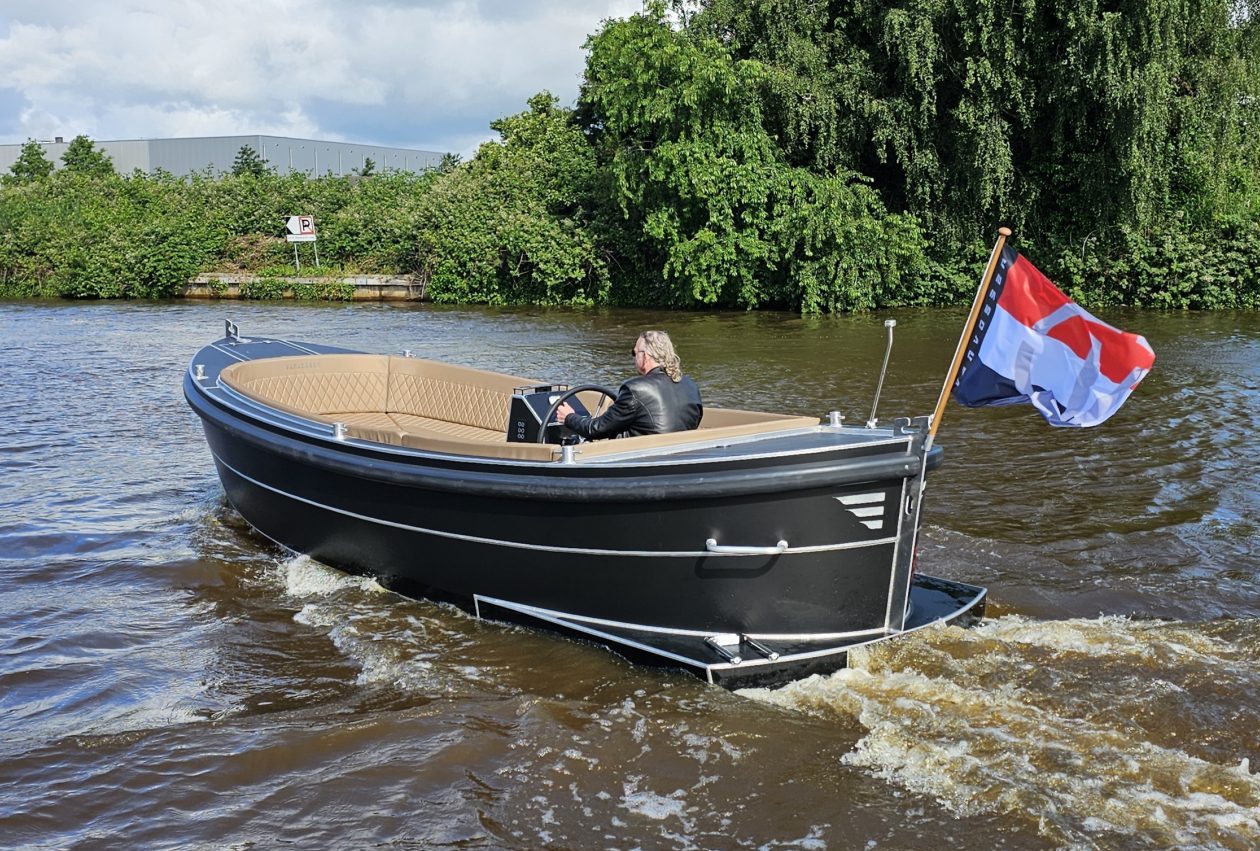 Van Vossen Sloep 650, boot varend op rivier