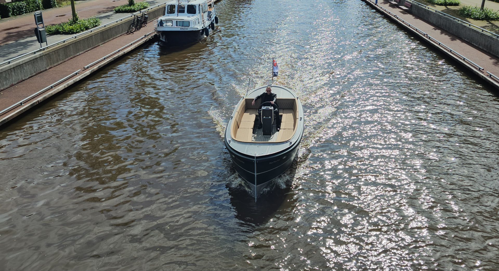 Van Vossen Sloep 650, boot varend op vaart