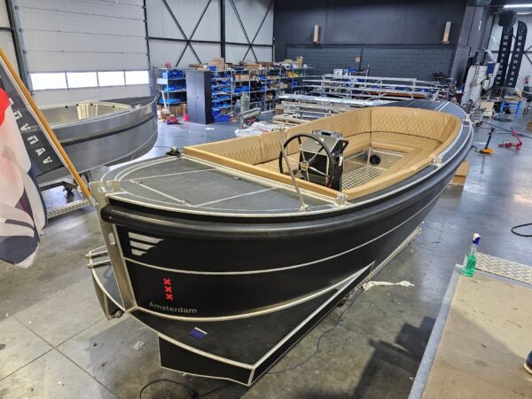 Van Vossen Sloep 650, sloep in werkplaats amsterdam