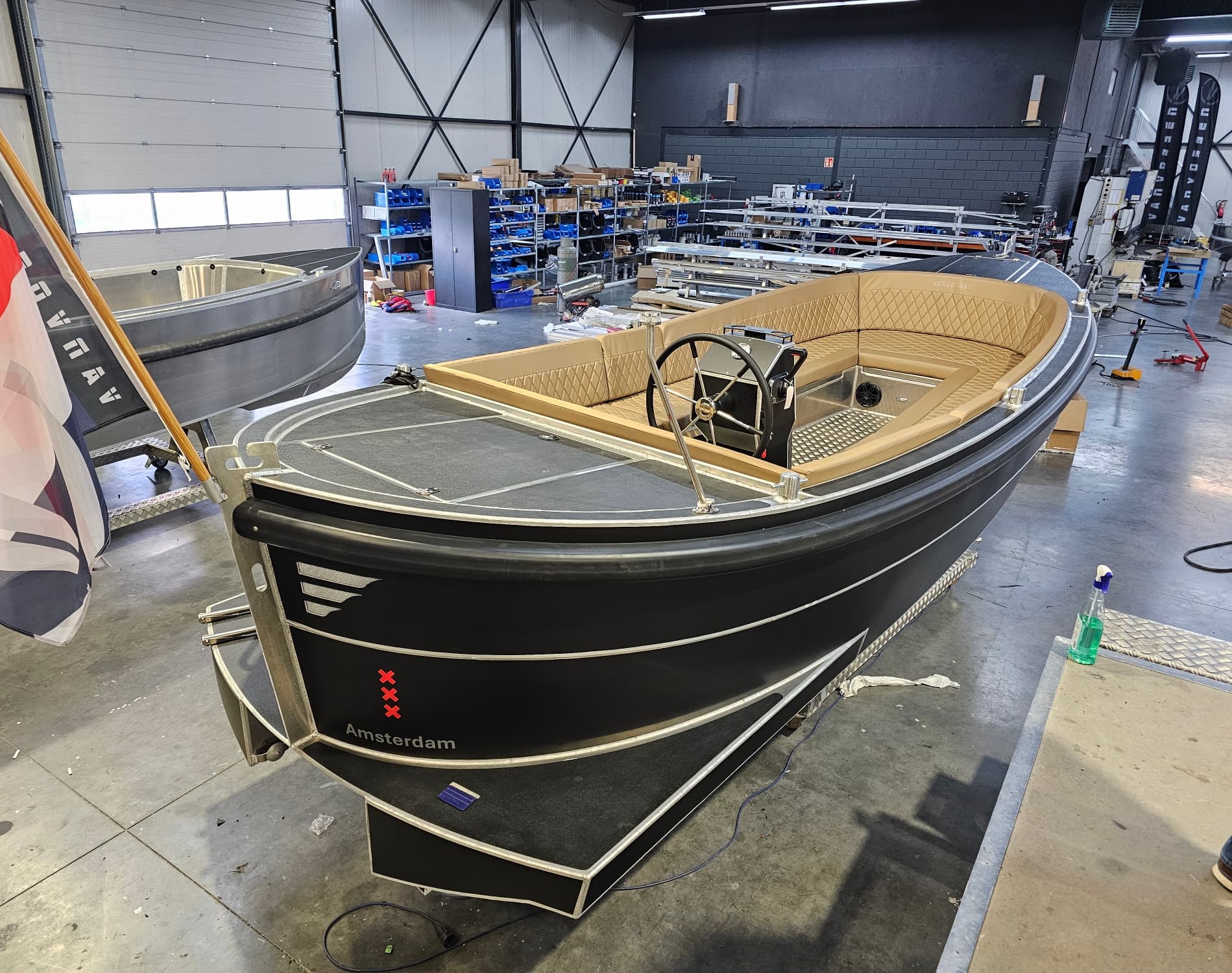 Van Vossen Sloep 650, sloep in werkplaats amsterdam