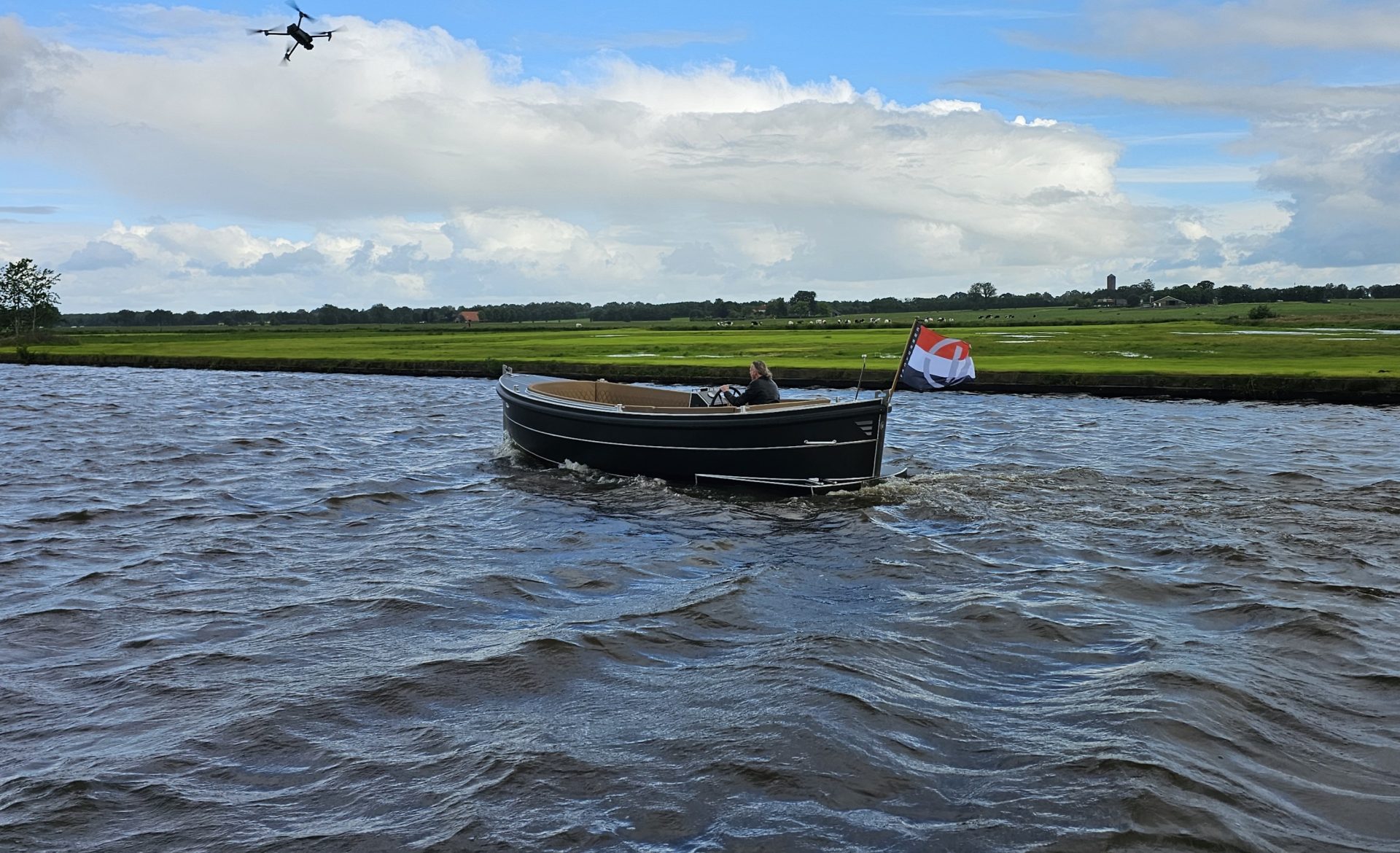 Van Vossen Sloep 650, sloep varend op rivier