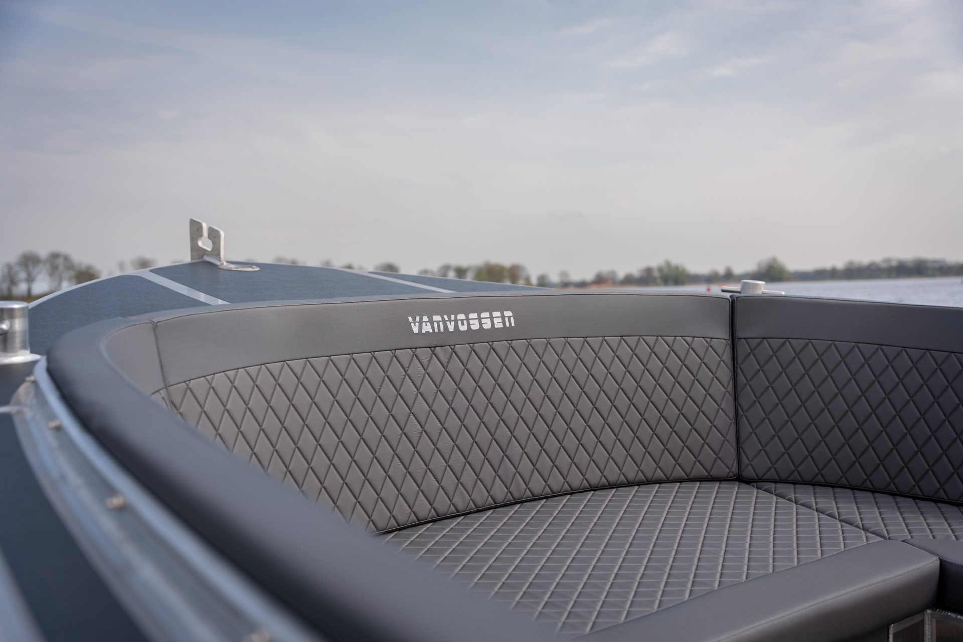 Van Vossen Sloep 700, boeg met zitbank aan boord