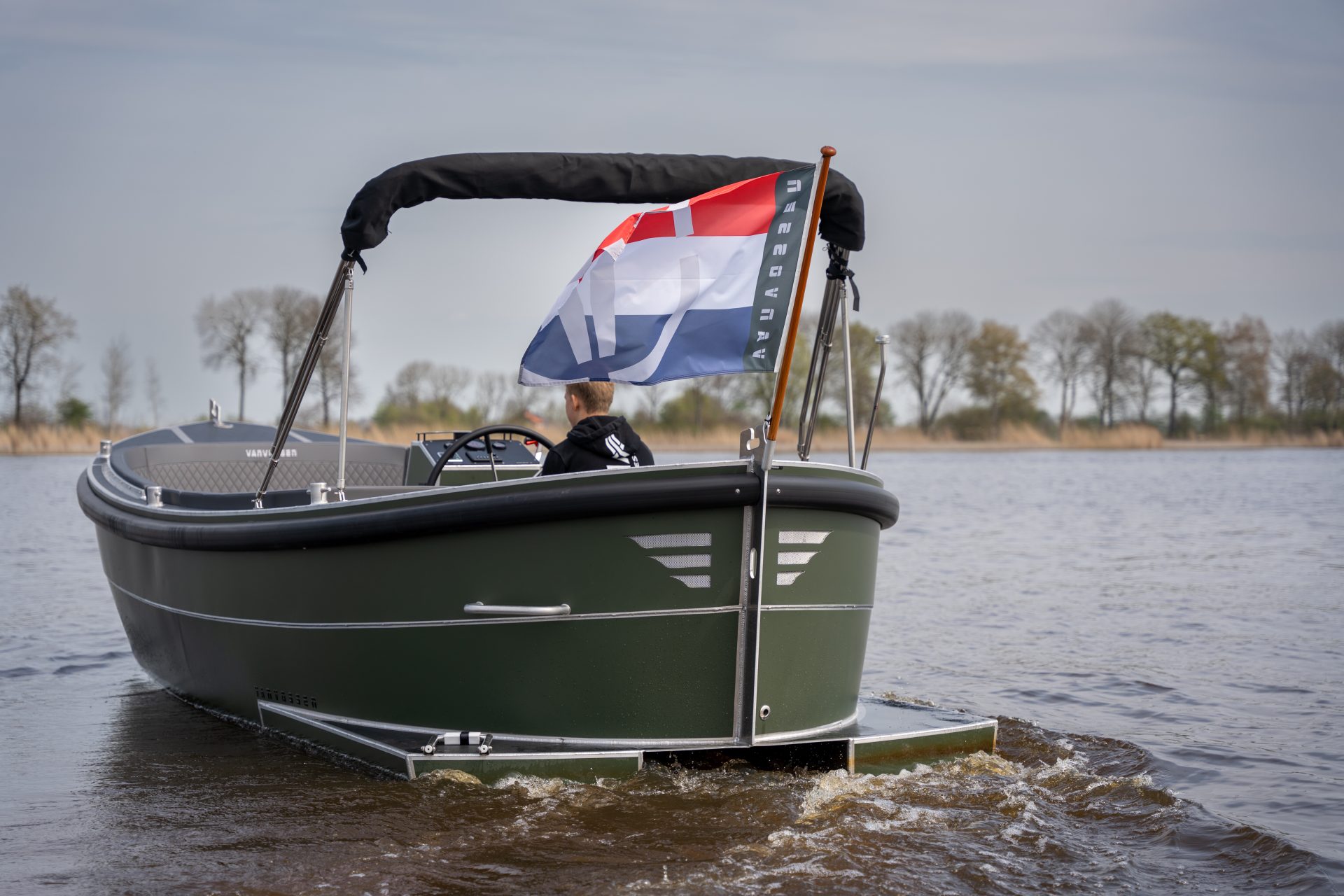 Van Vossen Sloep 700, boot met nederlandse vlag varend