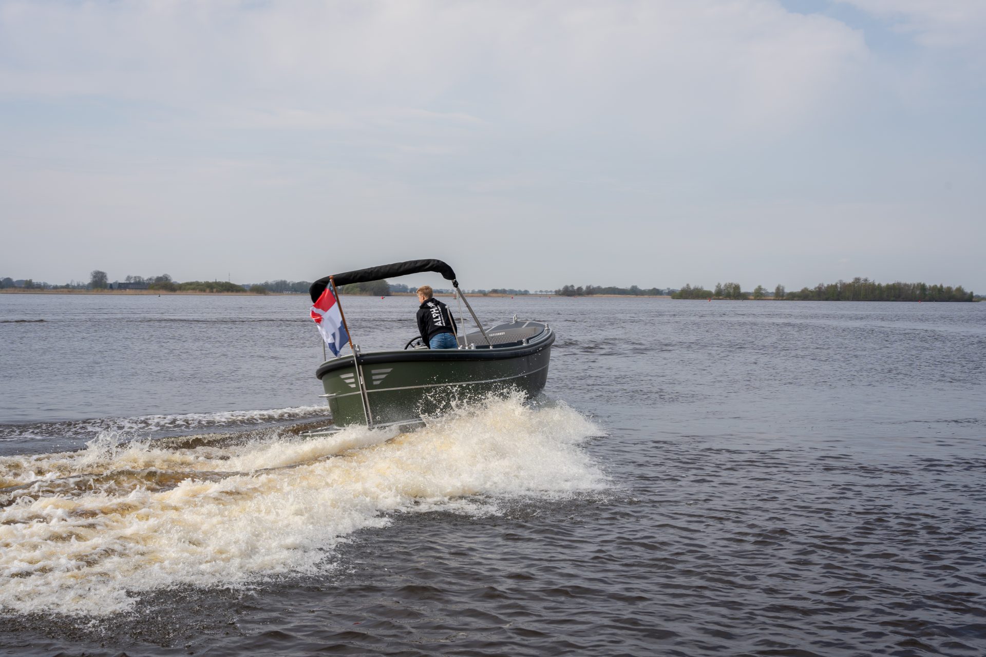 Van Vossen Sloep 700, boot varend met vaart water
