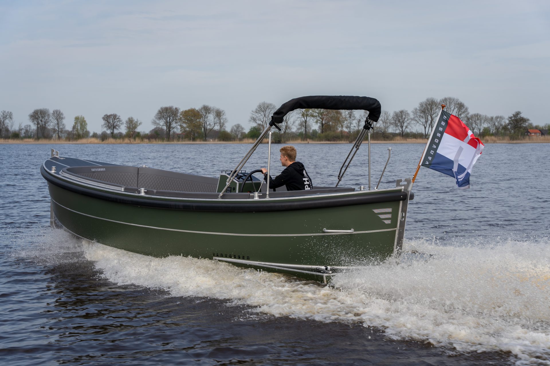Van Vossen Sloep 700, boot varend op meer