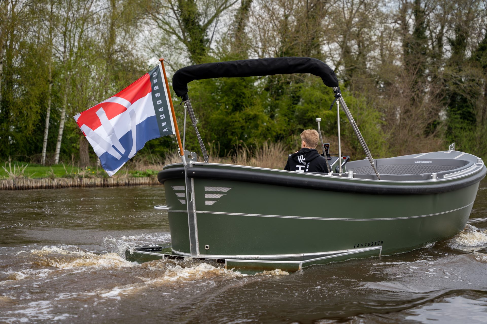 Van Vossen Sloep 700, boot varend op rivier