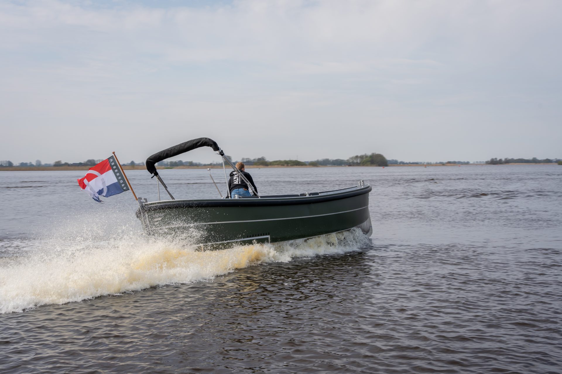 Van Vossen Sloep 700, boot varend op water met golven