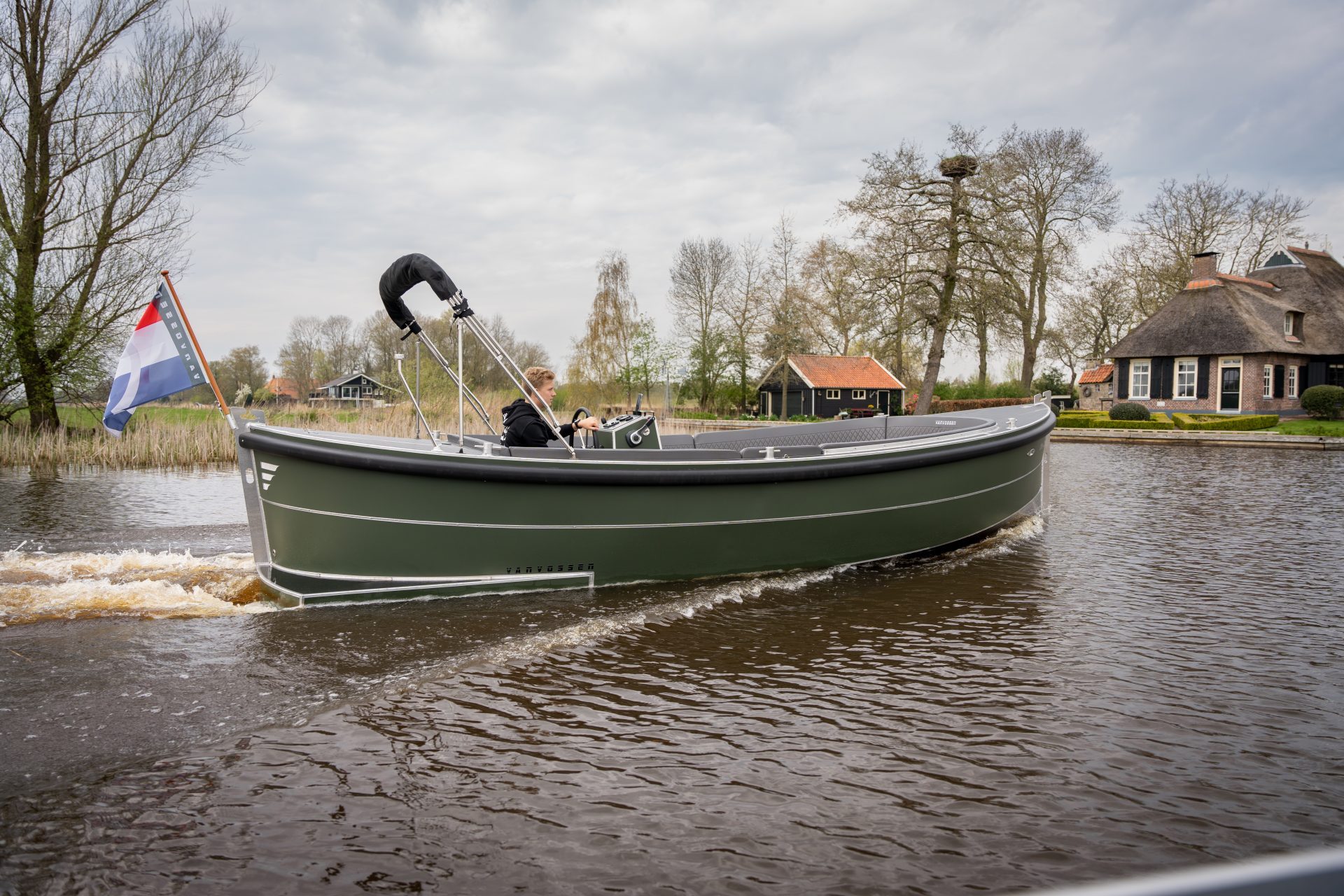 Van Vossen Sloep 700, groene sloep vaart op water