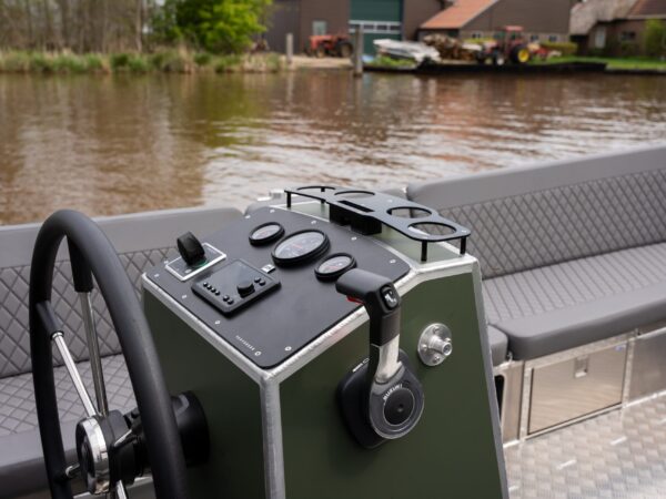 Van Vossen Sloep 700, stuurstand met stuurwiel en dashboard