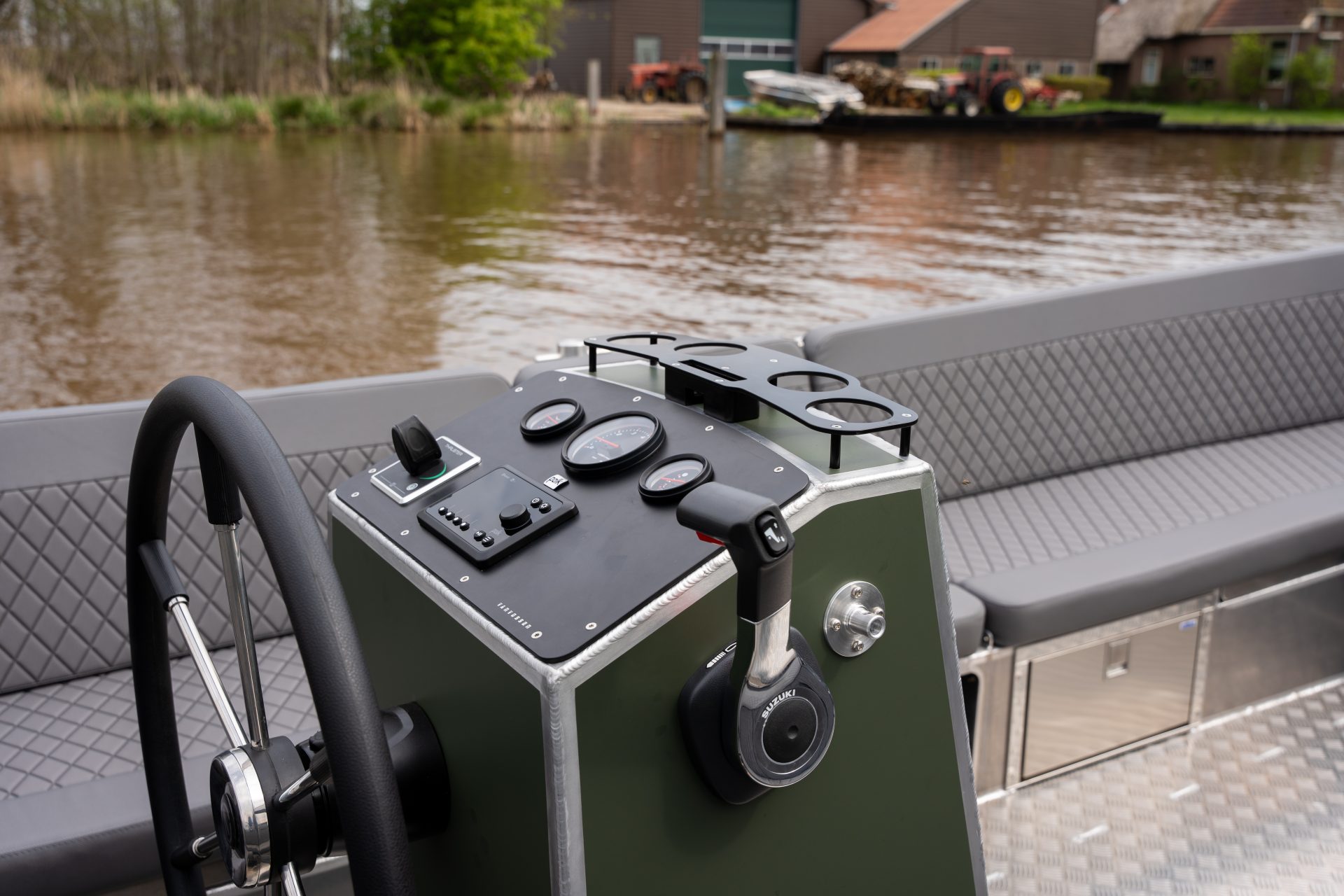 Van Vossen Sloep 700, stuurstand met stuurwiel en dashboard