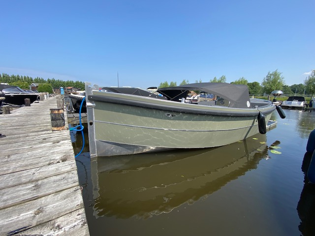 Van Vossen Sloep 777, boot afgemeerd aan steiger