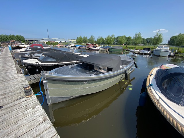 Van Vossen Sloep 777, boot afgemeerd aan steiger