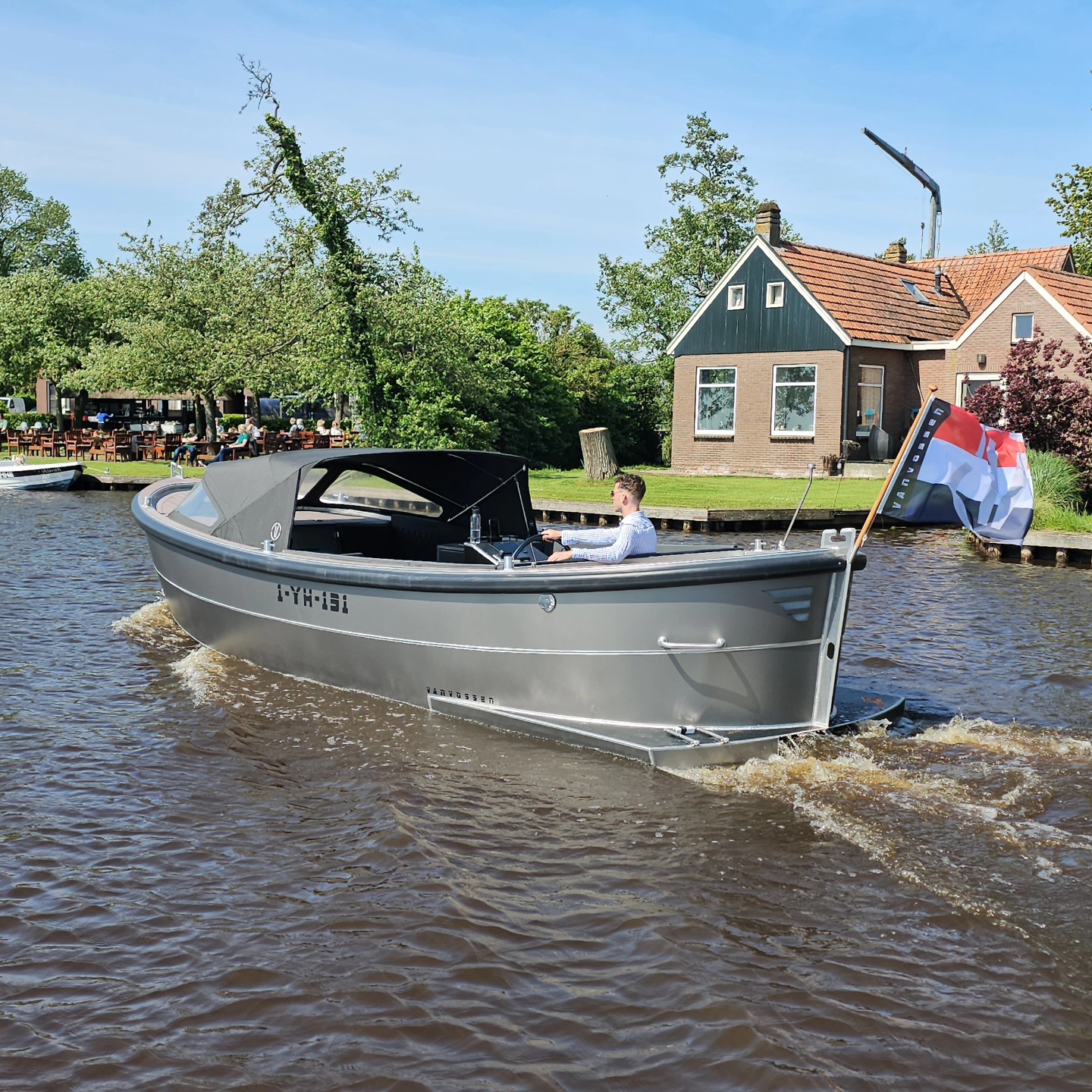 Van Vossen Sloep 777, boot varend op rivier