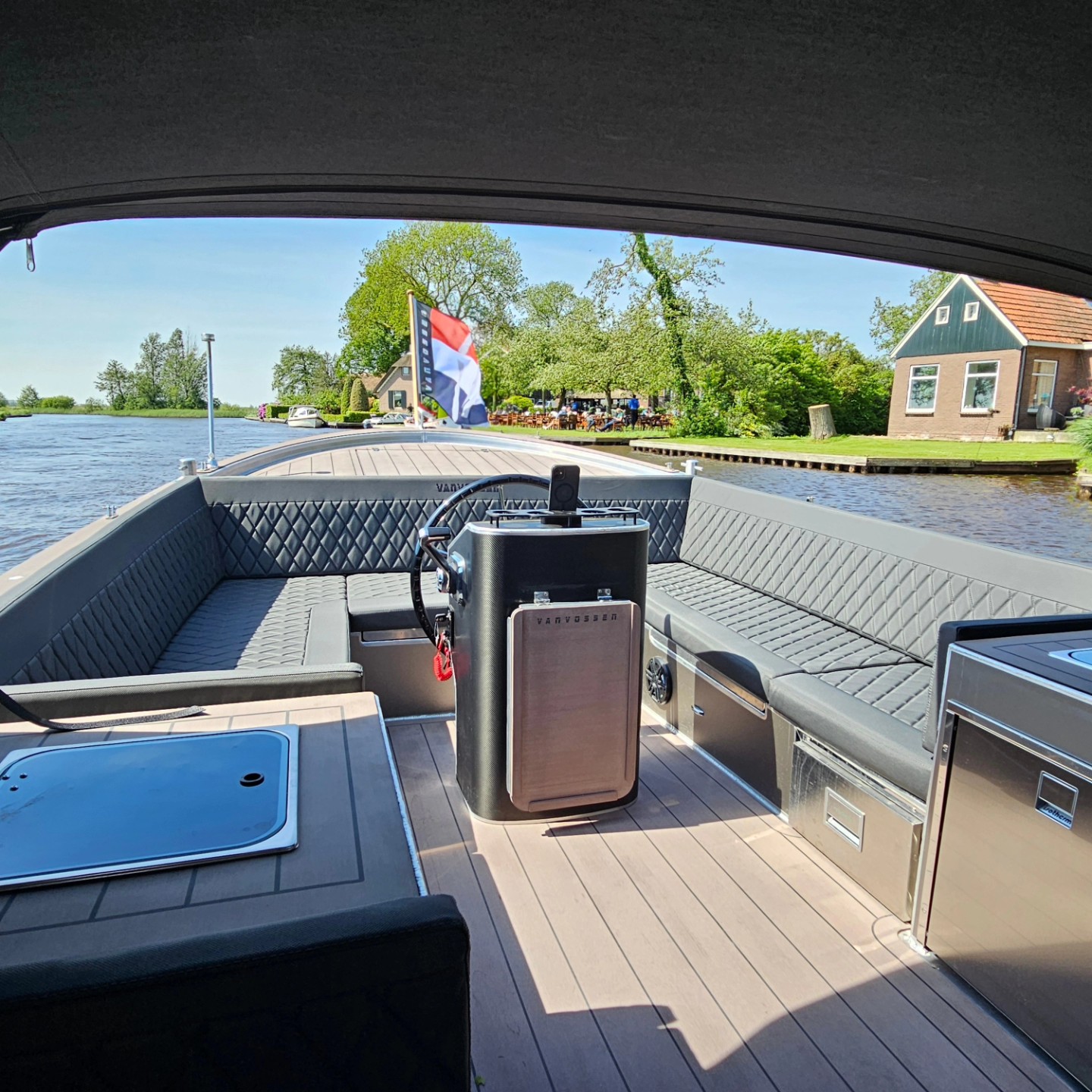 Van Vossen Sloep 777, cockpit met zitbanken en uitzicht
