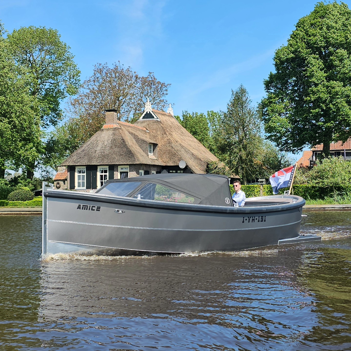 Van Vossen Sloep 777, grijze boot vaart op water