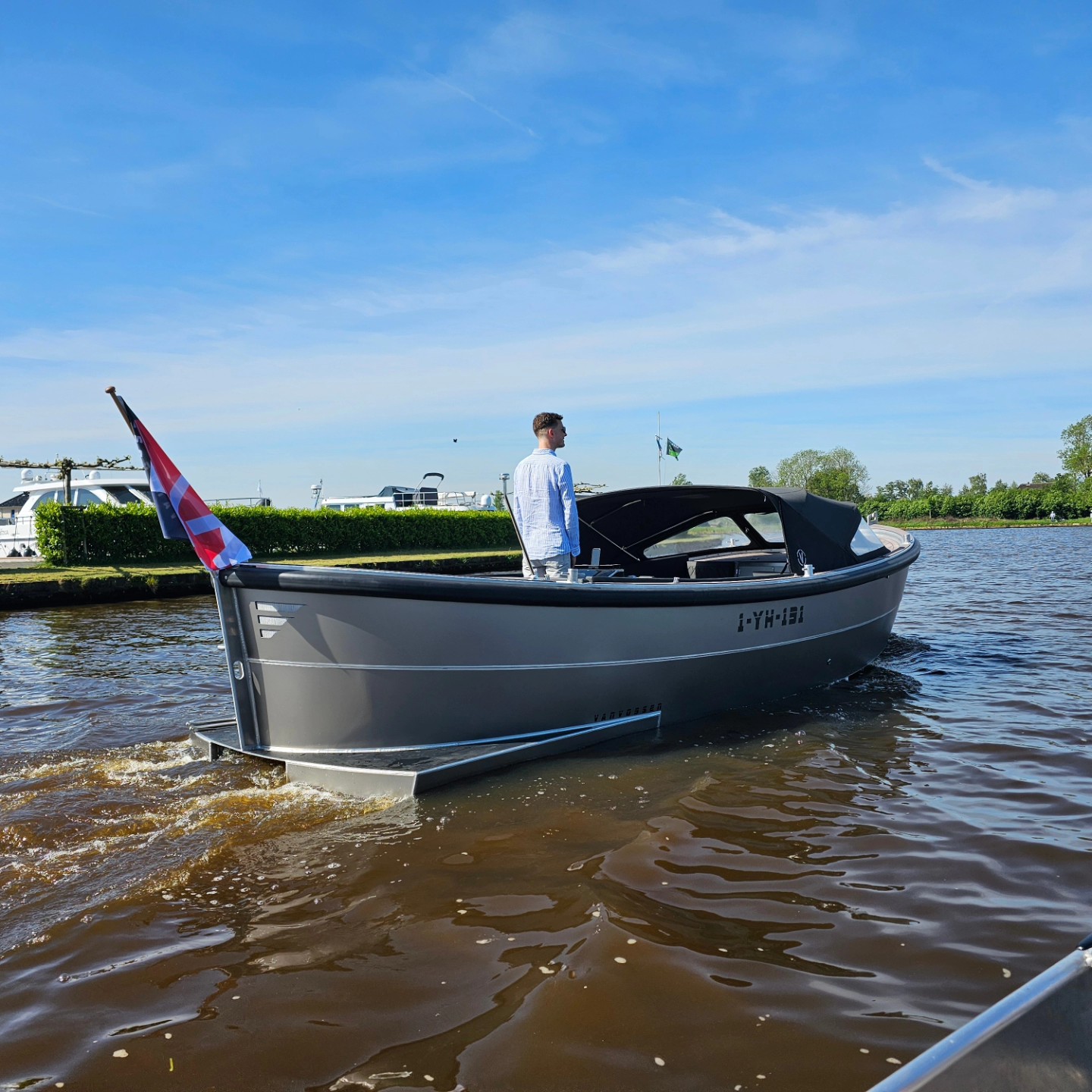 Van Vossen Sloep 777, man staat op boot