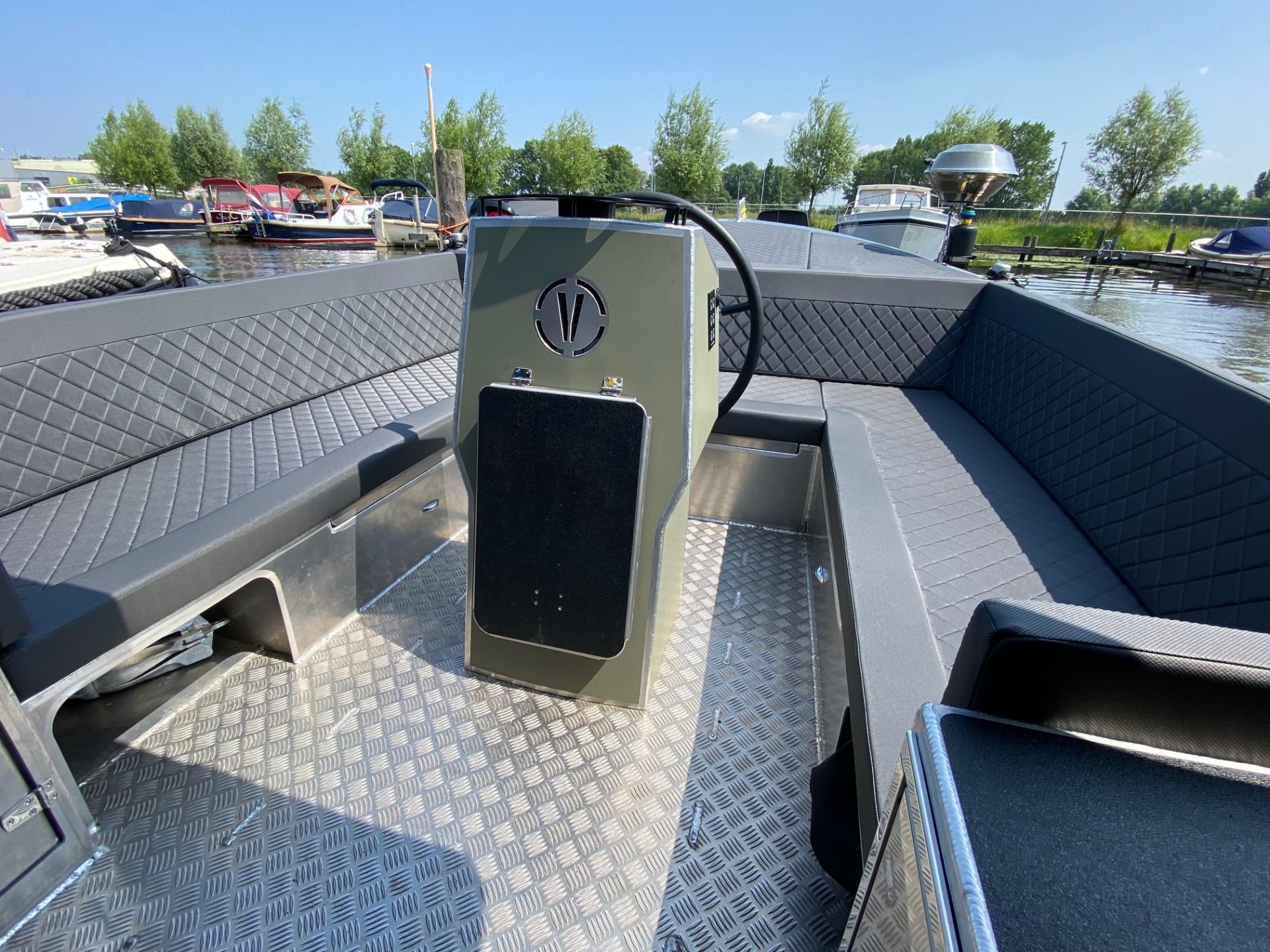 Van Vossen Sloep 777, zitbanken en console op boot
