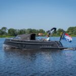 Van Vossen SportR 630, boot varend op water