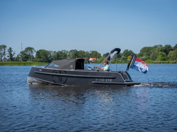 Van Vossen SportR 630, boot varend op water