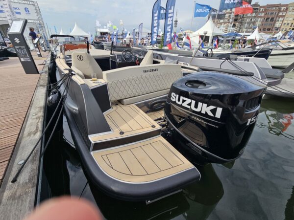 Van Vossen SportR 650 runabout, boot met suzuki buitenboordmotor aan dek