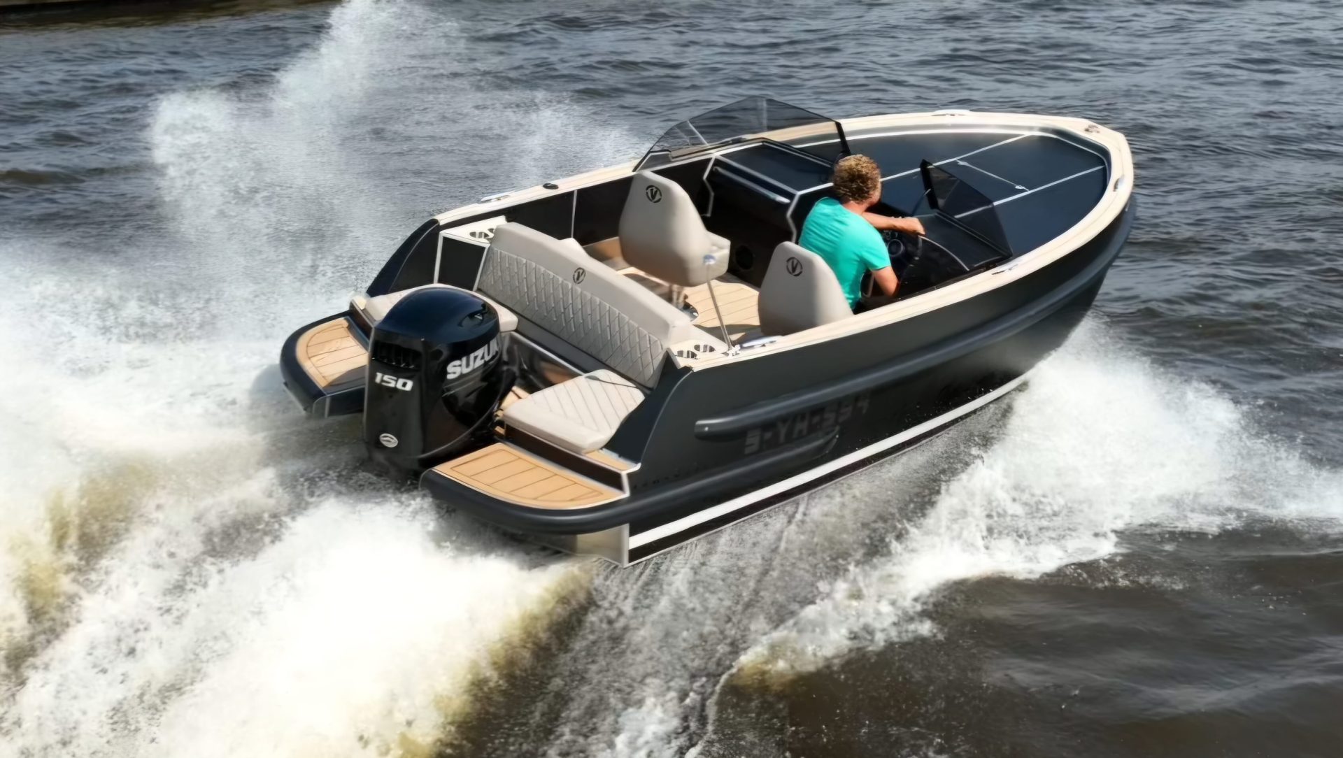 Van Vossen SportR 650 runabout, boot varend met hoge snelheid