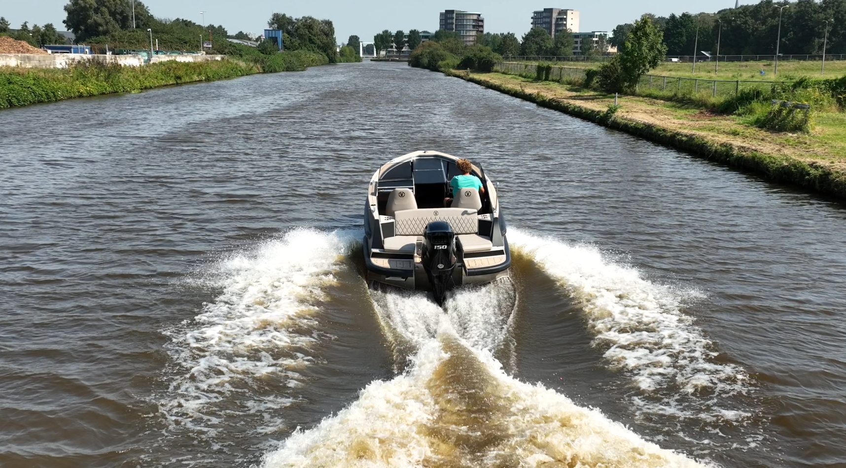 Van Vossen SportR 650 runabout, boot varend op kanaal