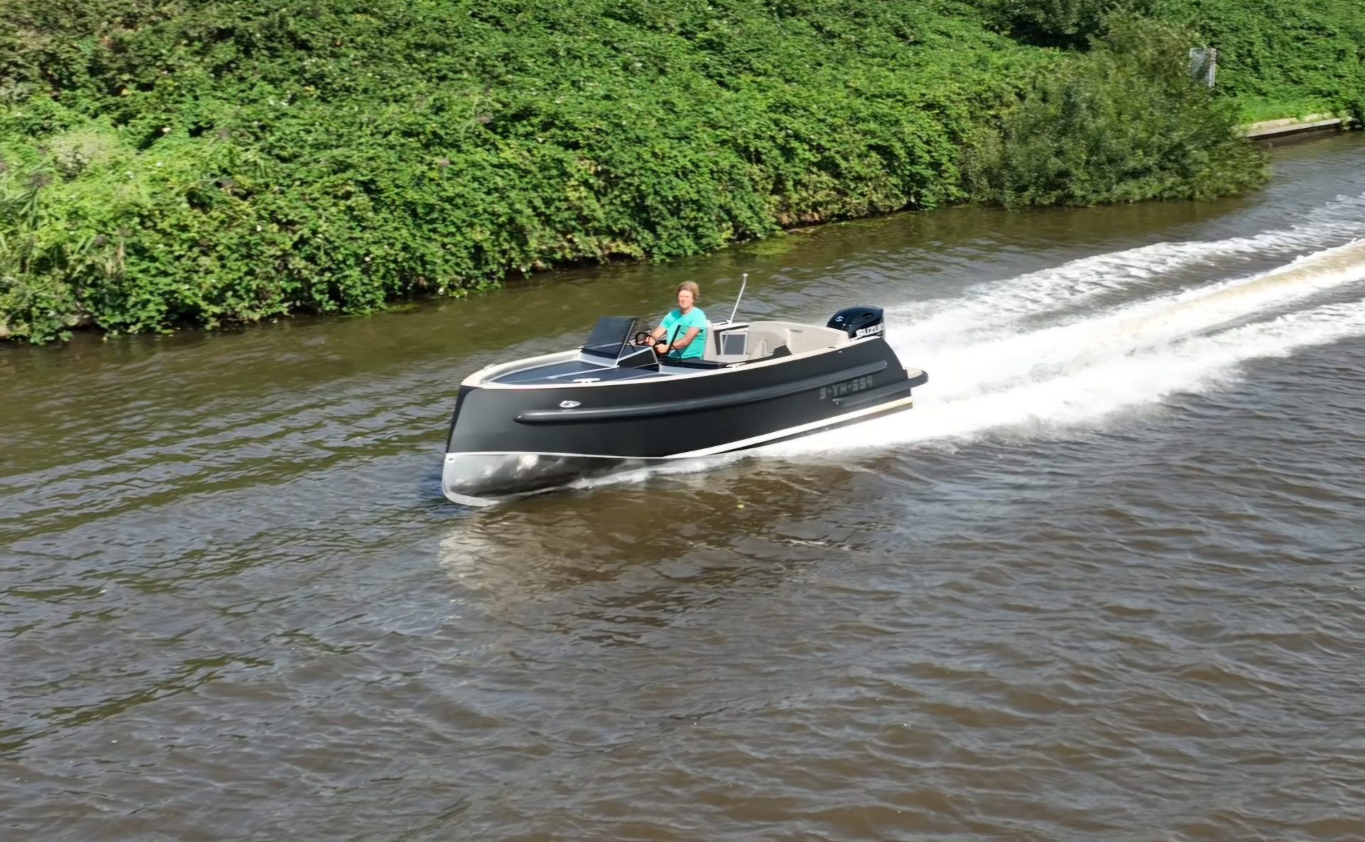 Van Vossen SportR 650 runabout, boot varend op rivier