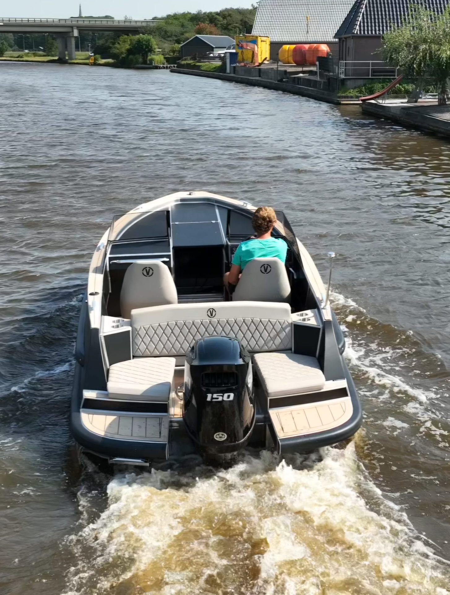 Van Vossen SportR 650 runabout, boot varend op rivier