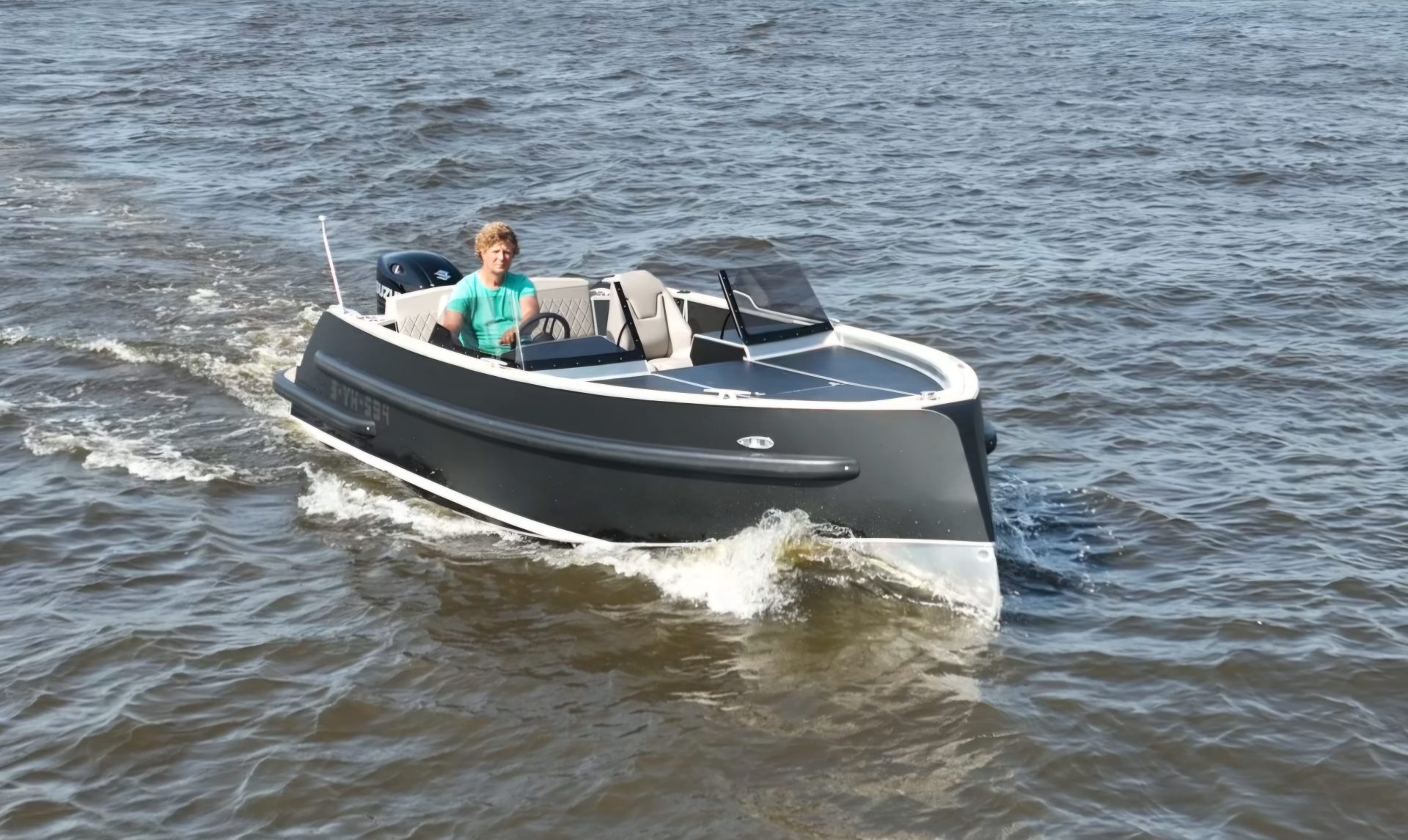 Van Vossen SportR 650 runabout, boot varend op water