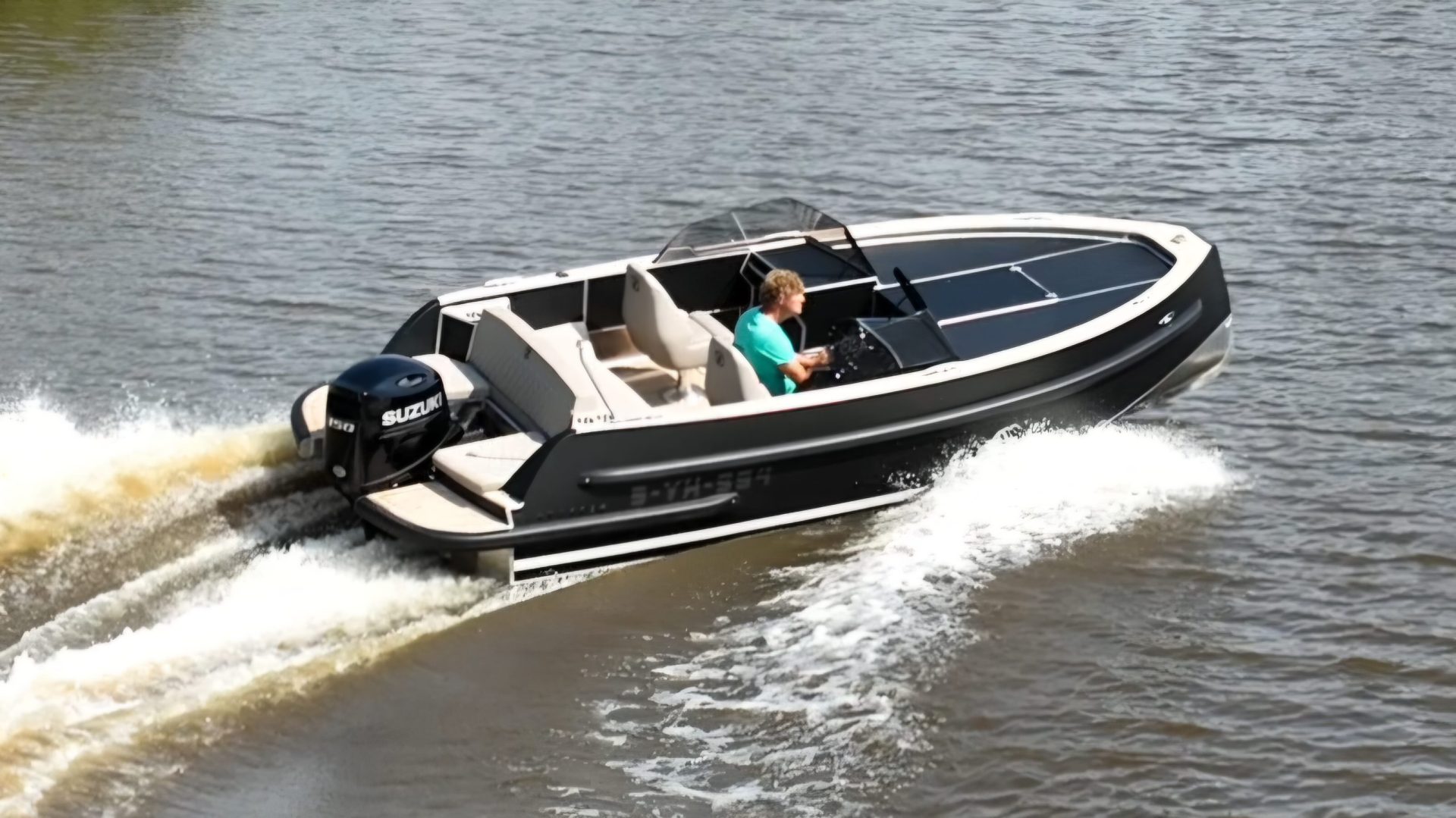 Van Vossen SportR 650 runabout, speedboot varend op water