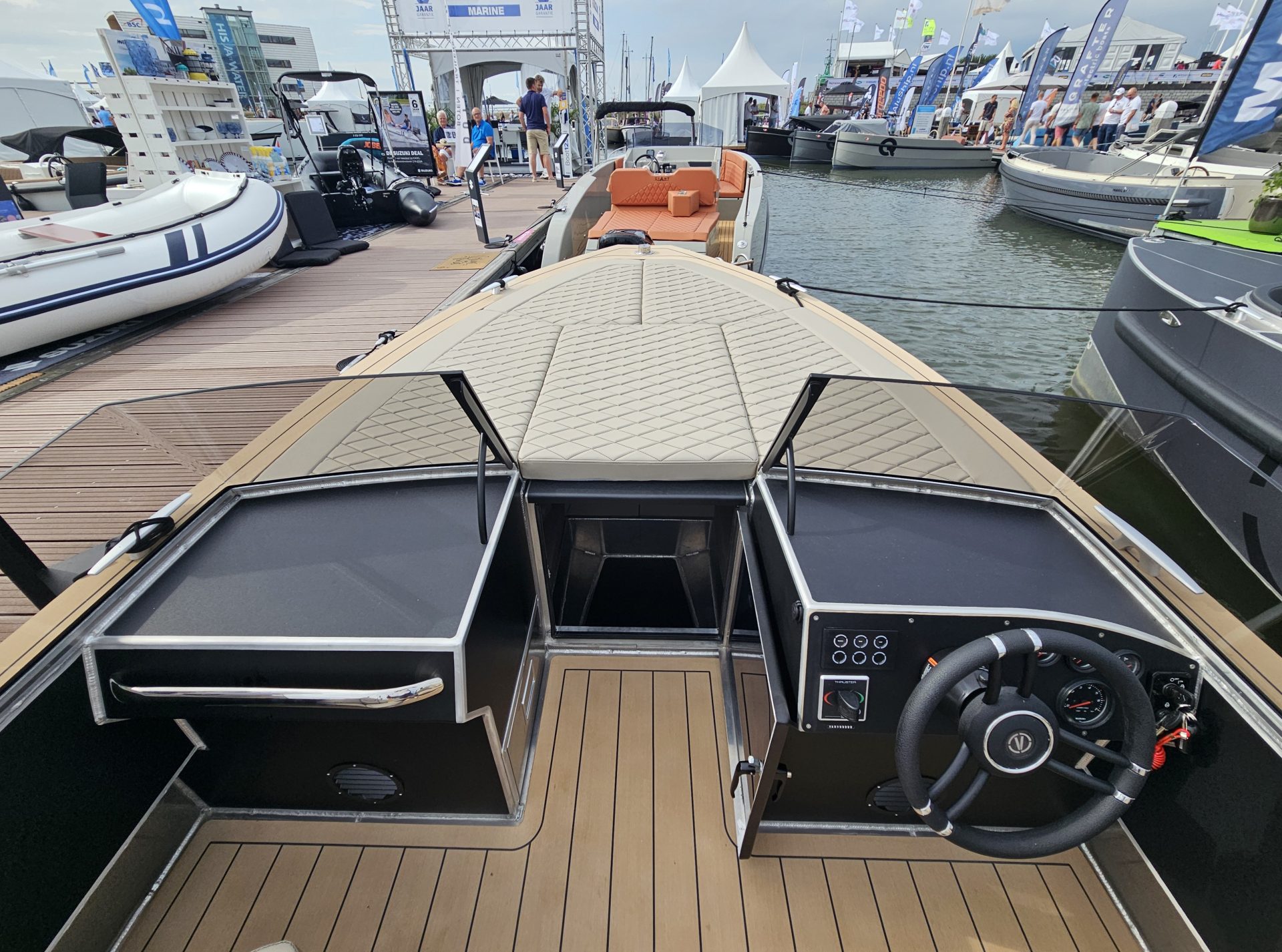 Van Vossen SportR 650 runabout, stuurstand met dashboard en stoelen