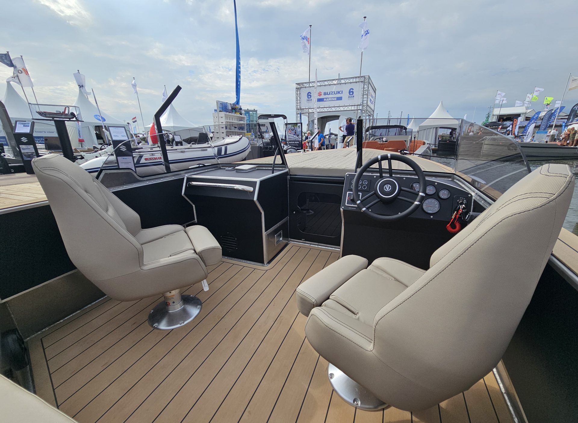 Van Vossen SportR 650 runabout, stuurstand met zitplaatsen op boot