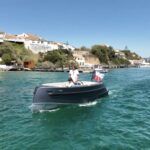 Van Vossen SportR 700, boot varend bij kustdorp