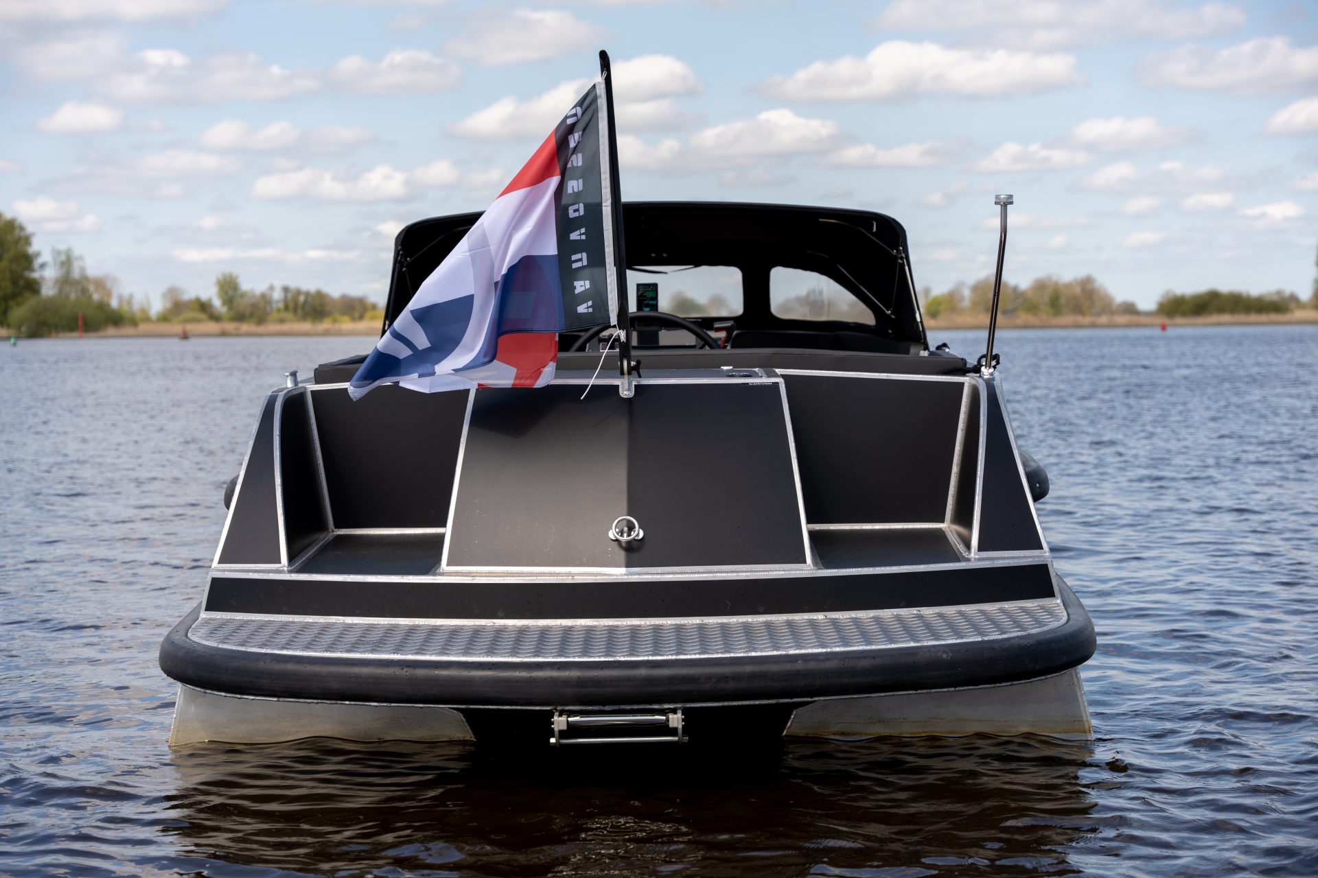 Van Vossen SportR 777, achterkant boot met nederlandse vlag