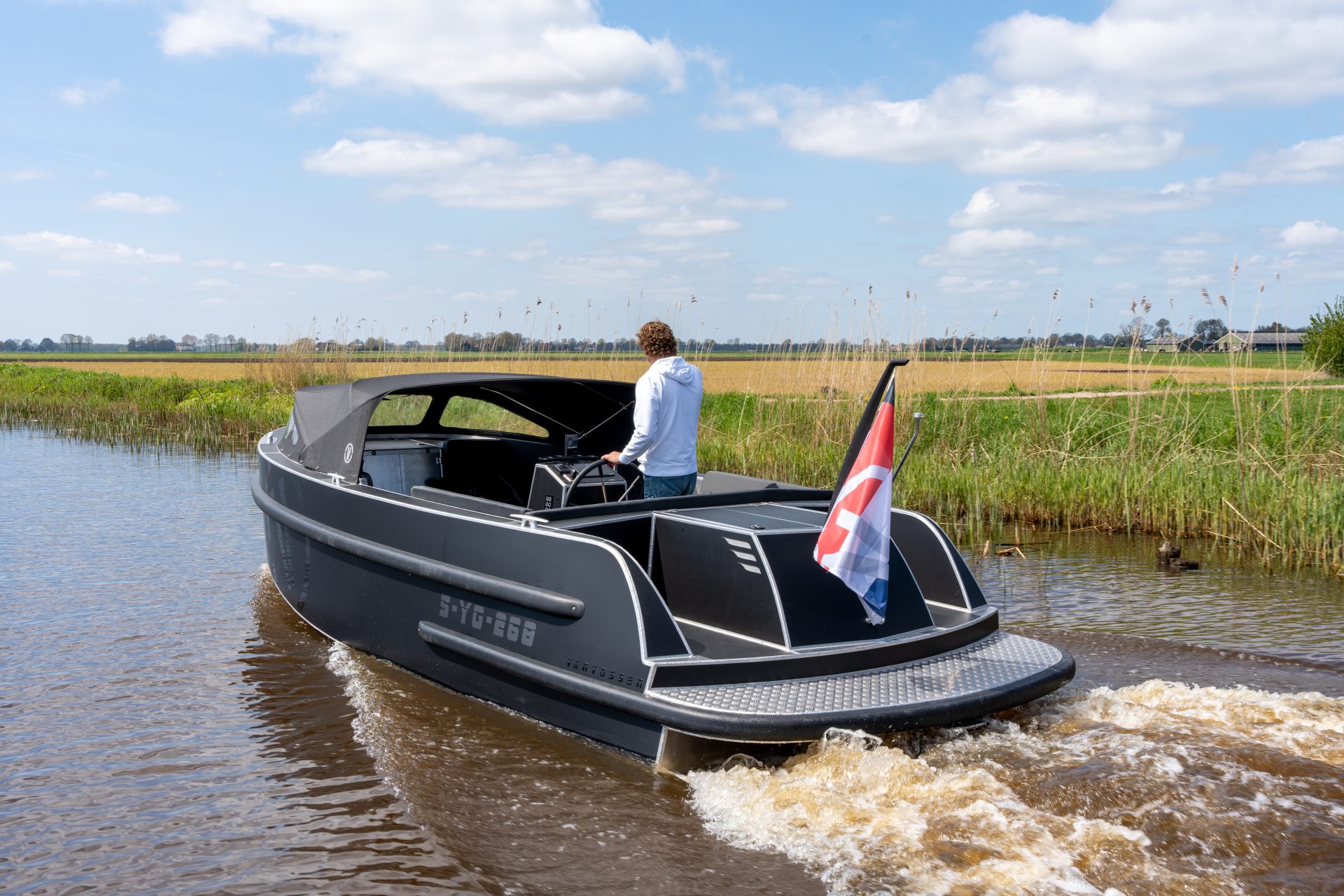 Van Vossen SportR 777, boot varend door polderlandschap