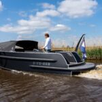 Van Vossen SportR 777, boot varend door water