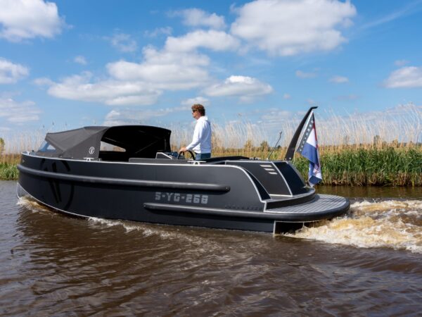 Van Vossen SportR 777, boot varend door water