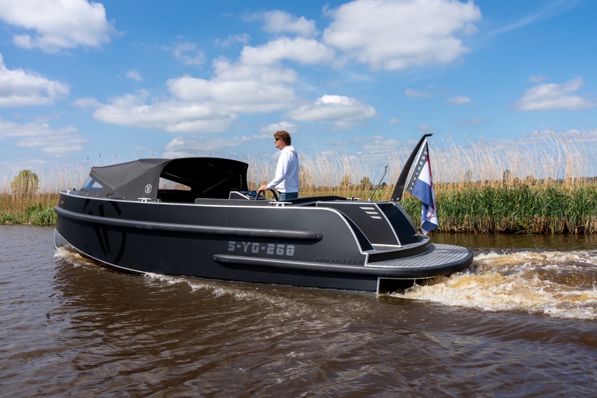 Van Vossen SportR 777, boot varend door water