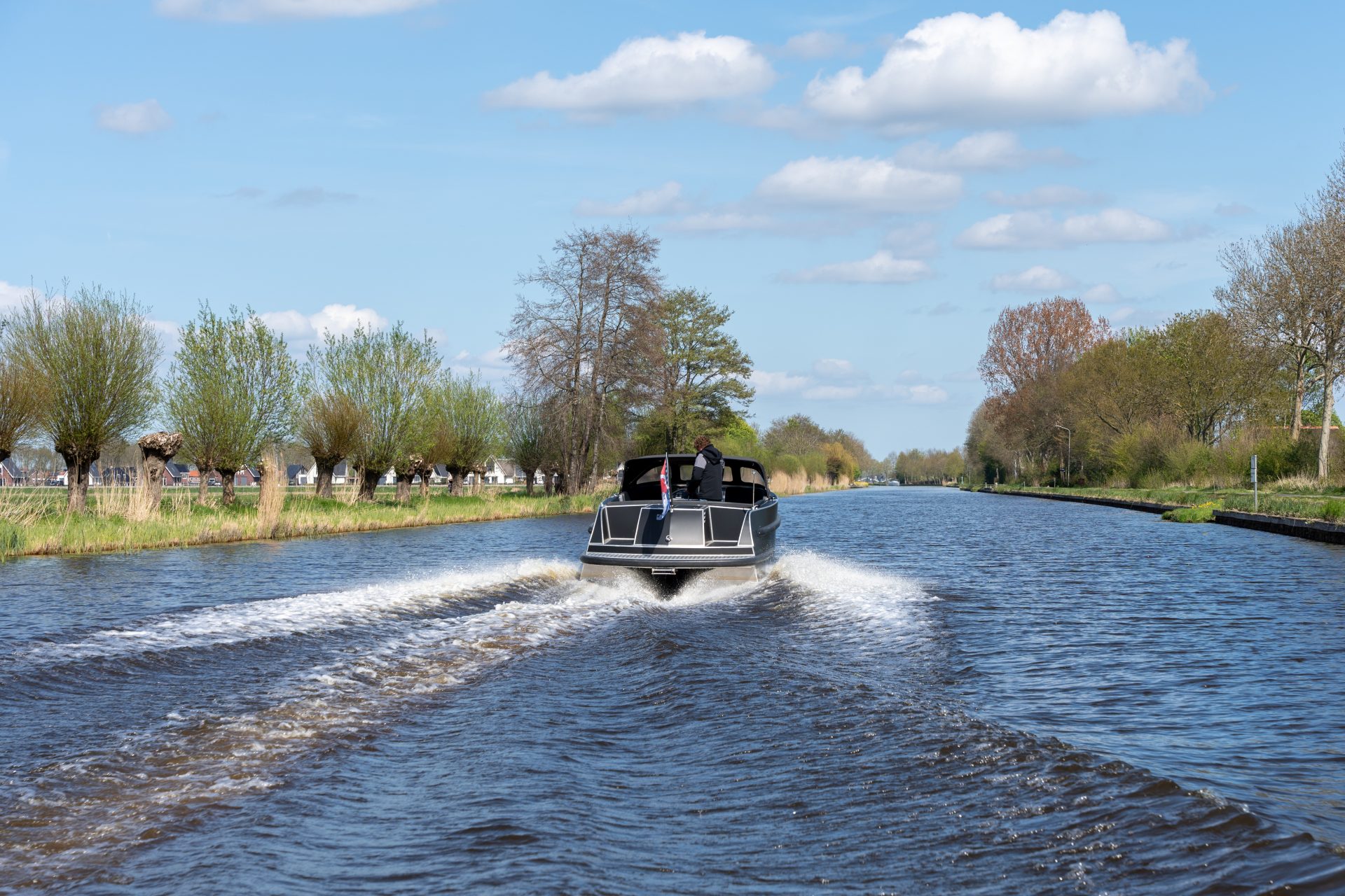 Van Vossen SportR 777, boot varend op kanaal